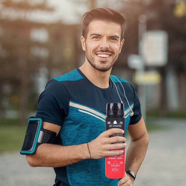 homme tient gourde ÉcoHydrate noire rouge