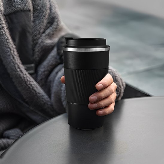 Homme tient gourde isotherme noire