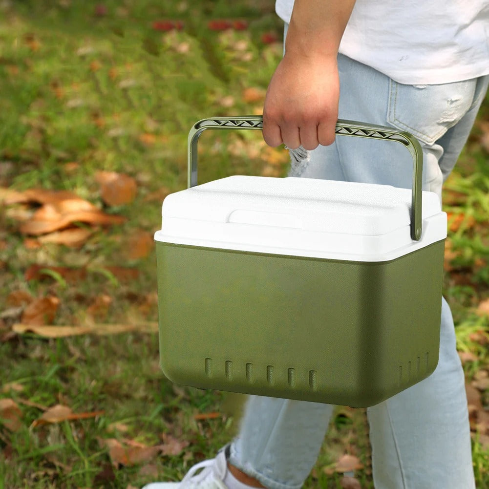 homme transporte glacière verte en plein air