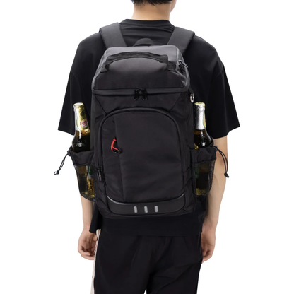 homme transporte sac a dos isotherme noir