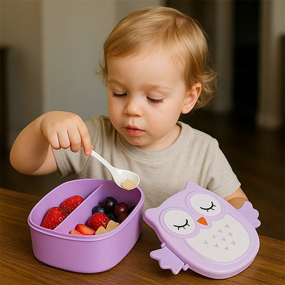 Jeune enfant mange avec cueillère dans Lunch box enfant violette