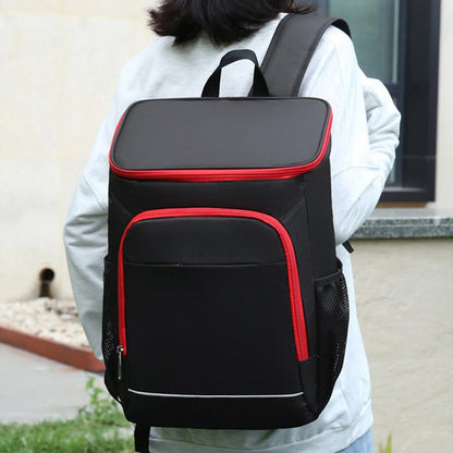 Jeune femme porte sac à dos isotherme noir et rouge