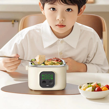 jeune garçon mange avec lunch box electrique