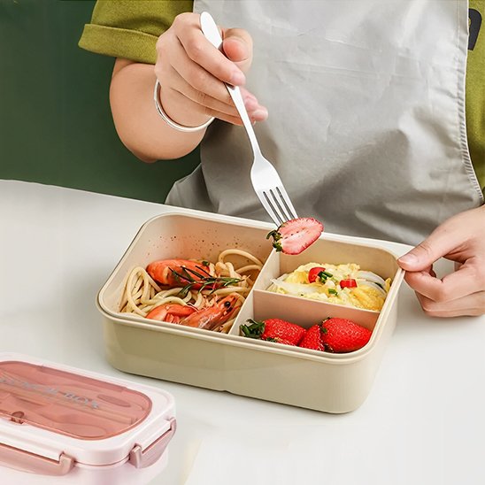 Lunch box beige ouverte sur table 
