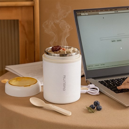 Lunch box chauffante blanche fumante sur table 