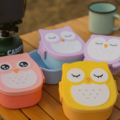 Lunch box enfant en différentes couleurs sur table