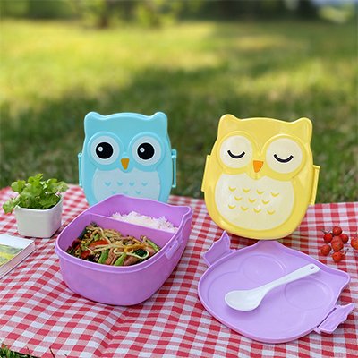 Lunch box enfant en violet, bleu ou jaune sur nappe