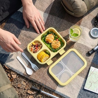 Lunch box jaune ouverte trois compartiments pratiques camping