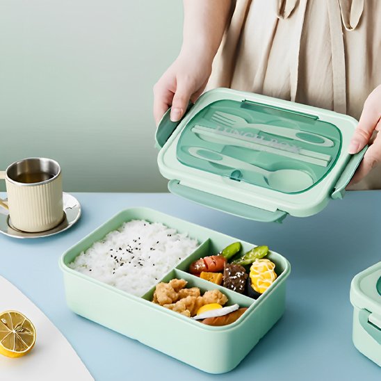 Lunch box verte avec ustensiles sous couvert étanche