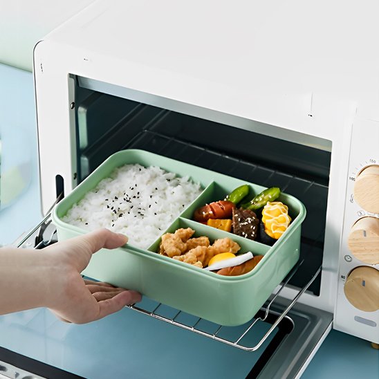 Lunch box verte déposée dans micro-ondes