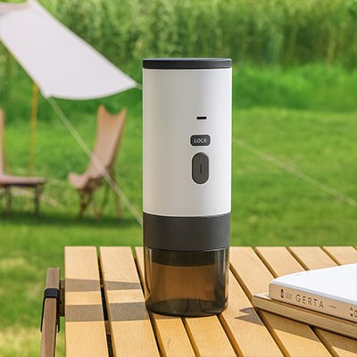 Machine expresso manuelle avec tasse intégrée sur table camping