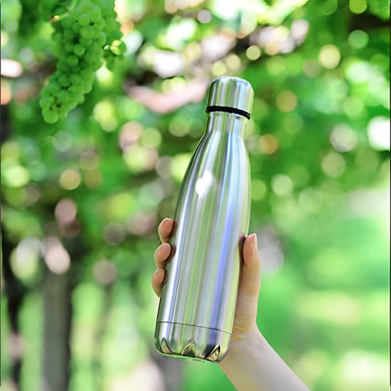 Main tient gourde isotherme en inox