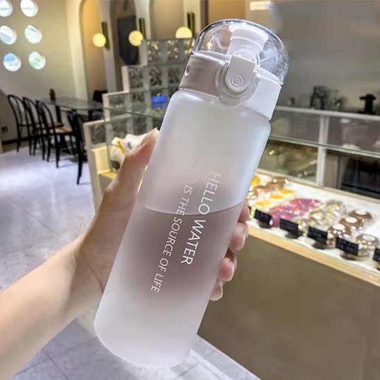Main tient gourde plastique blanche