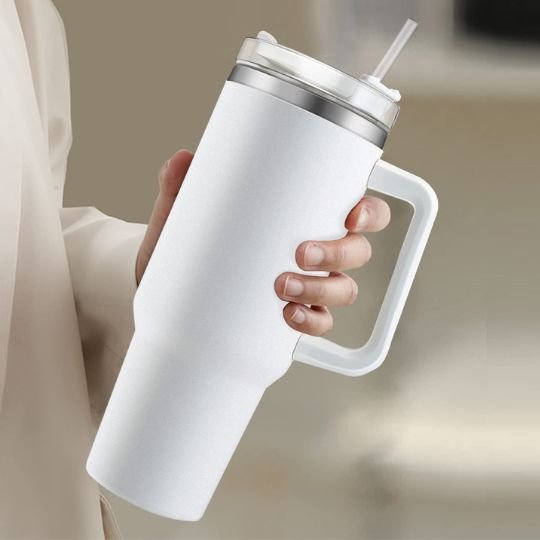 Main tient gourde isotherme blanche