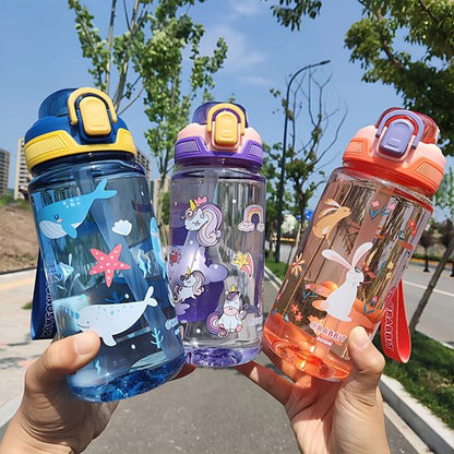 Mains tiennent chacune leur gourde enfant colorée