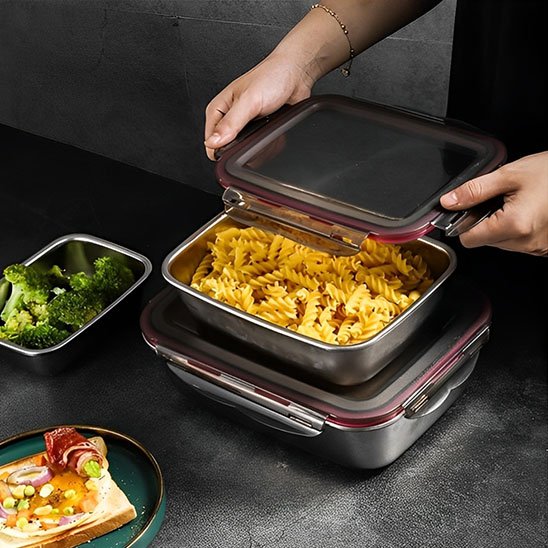 mains tiennent couvert transparent lunch box 