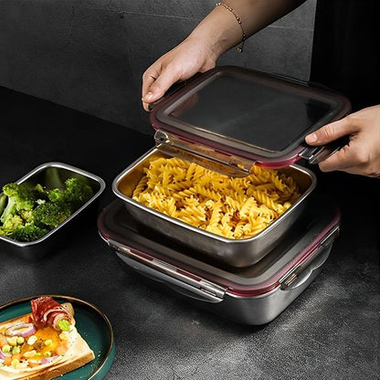 mains tiennent couvert transparent lunch box 