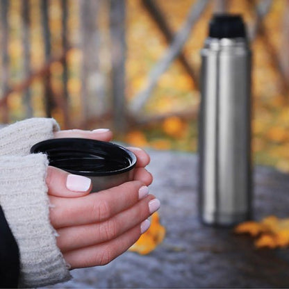 Mains tiennent gobelet gourde isotherme 1 litre