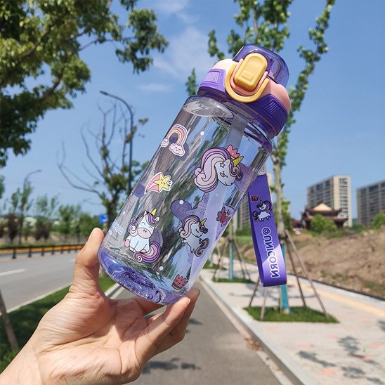 Mais tient gourde enfant violette plein air