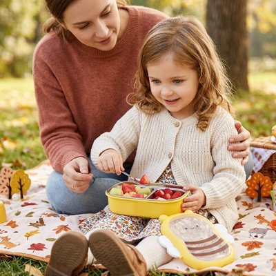 Maman fillette pique-nique avec lunch box enfant 