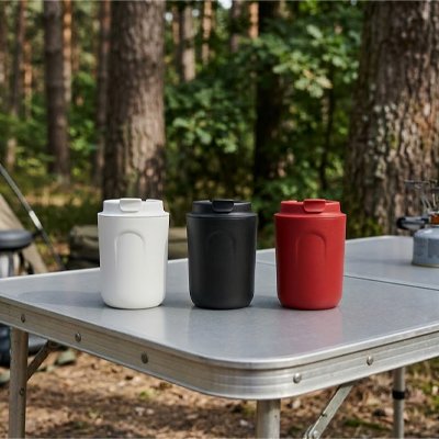 Mug isotherme en trois différentes couleurs table pique-nique