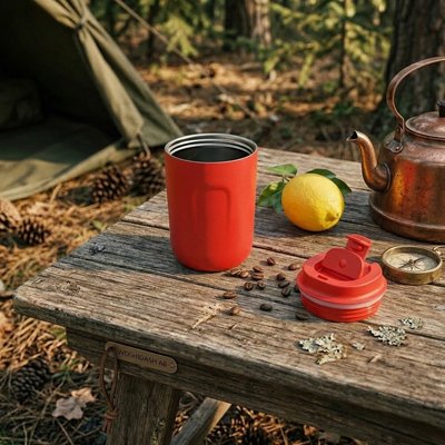 Mug isotherme rouge sur table camping