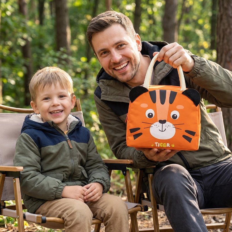 Papa tient sac isotherme tigre de fiston camping