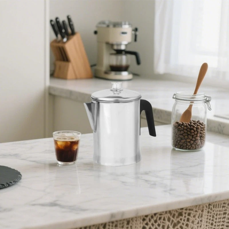 percolateur à café sur comptoir cuisine