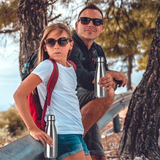 Père et fille randonnée avec gourdes isothermes 