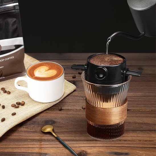 Personne verse eau bouillante dans filtre café
