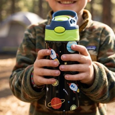 Petit campeur montre fièrement sa gourde enfant