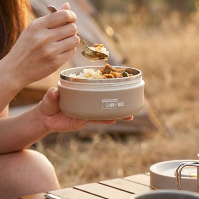 Petit déjeuner camping avec boite beige sac isotherme lunch box
