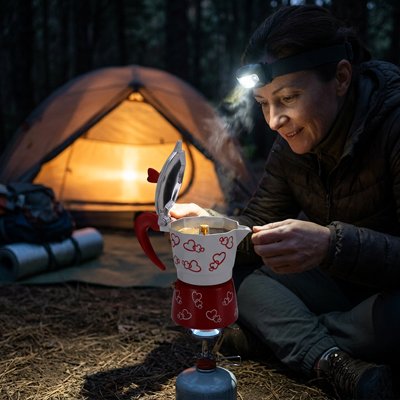 Préparation café avec cafetiere italienne camping