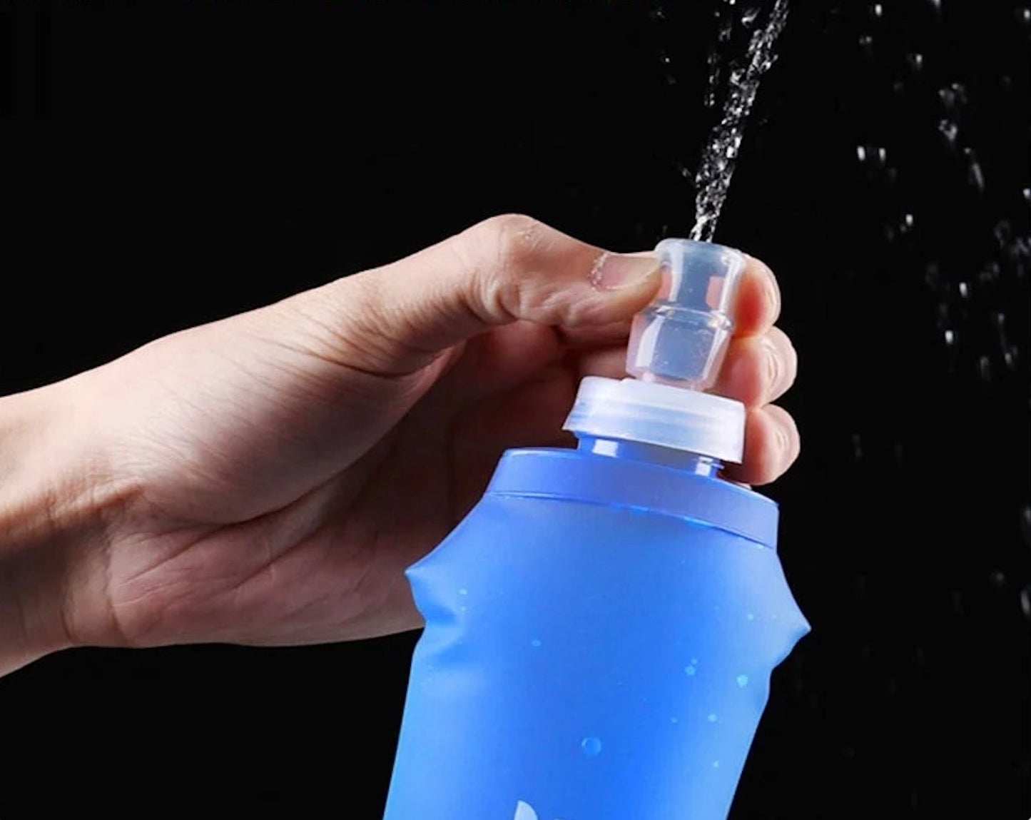 pressez gourde souple pour sortir eau