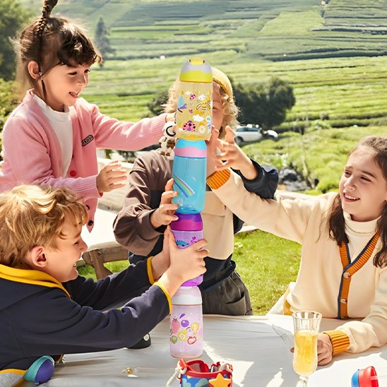  Quatre enfants pique-niquent avec chacun gourde enfant différente