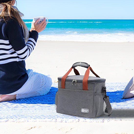 Sac à repas isotherme avec femme à la plage