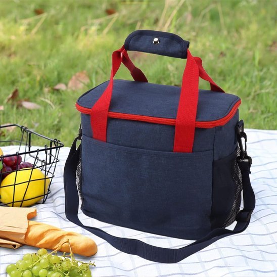 sac à repas isotherme bleu aliments sur nappe