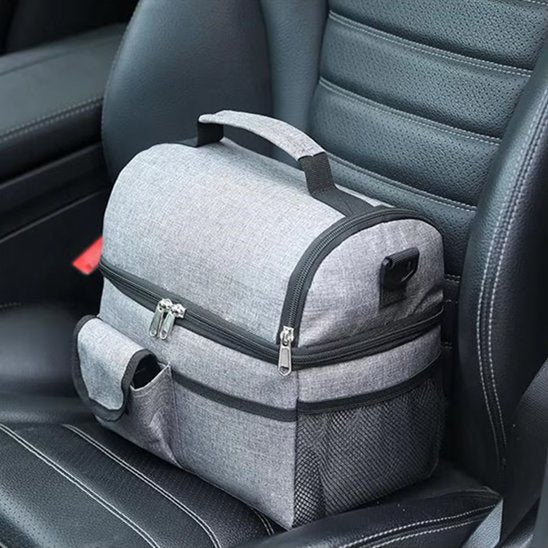 Sac à repas isotherme gris sur banc d'auto