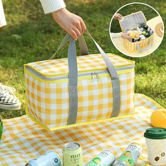 Sac isotherme déposé sur nappe pique-nique