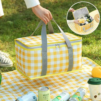 Sac isotherme déposé sur nappe pique-nique