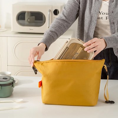 Sac isotherme jaune sur table