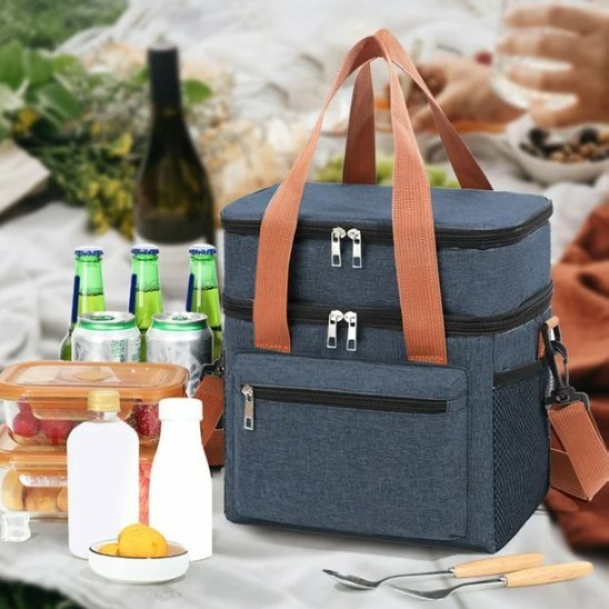 sac isotherme repas avec aliments sur nappe