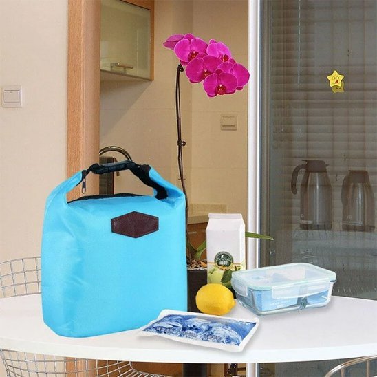 Sac isotherme repas bleu clair sur table cuisine