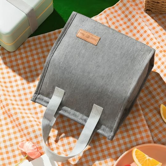 sac isotherme repas femme gris sur nappe