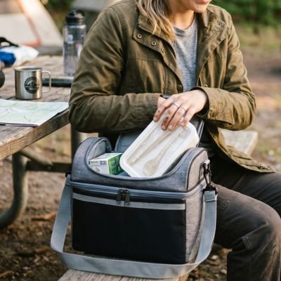 Sac isotherme repas noir et gris sur table pique-nique