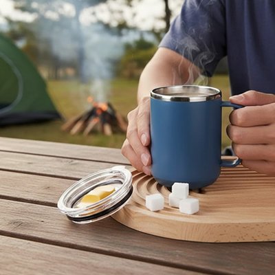 Tasse isotherme bleue foncée table camping