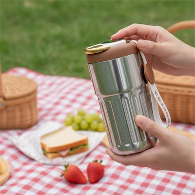 Tasse isotherme café en pique-nique