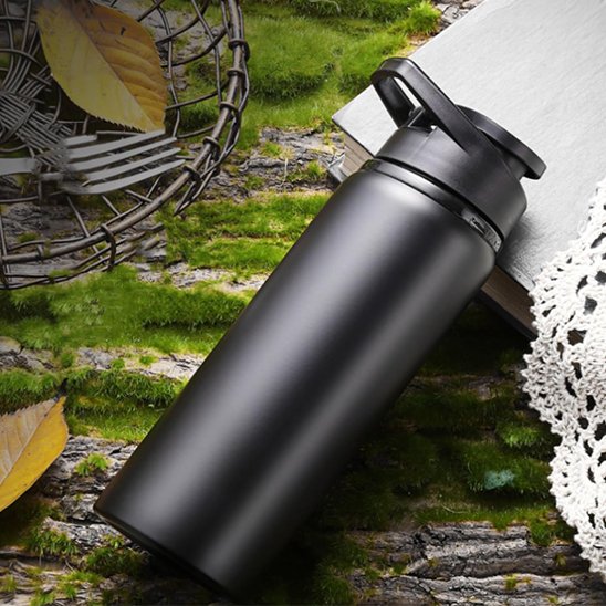 Une des gourdes isothermes au sol